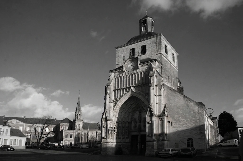 Façade de l'église Saint Saulve de Montreuil-sur-Mer, lieu de recueillement pour les cérémonies d'obsèques accompagnées par vos Pompes Funèbres Vertonnoises